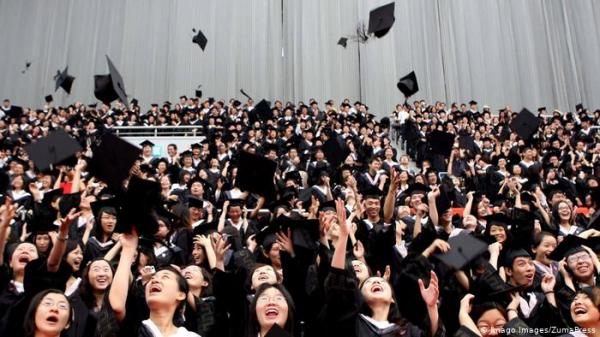 رجل في الـ 81 من العمر يحقق وعده لوالدته ويتخرج من الجامعة