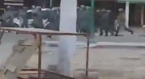 لحظة تدخل رجال الأمن ضد مواطنين محتجين باشتوكة