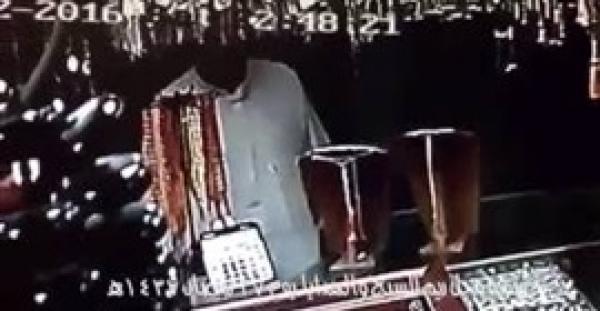 بالفيديو.. معتمر يسرق «مسبحة» من محل بمكة