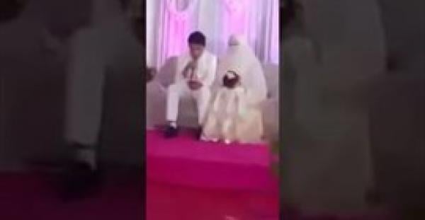 بالفيديو.. عريس يقرأ القرآن في زفافه بدلًا من الاستعانة بفريق موسيقي