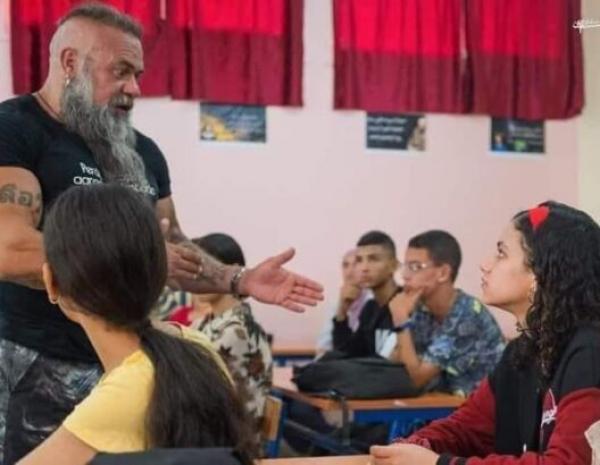 زيارةُ ممثلٍ إسباني شهير لثانويةٍ تَخلق جدلًا.. السحيمي لـ"أخبارنا": هندامُه خَرق مذكرة الوزارة