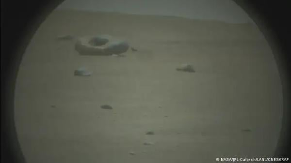 صخرة وكأنها كعكة دونات – مركبة لناسا تلتقط صورا مريخية حيرت العلماء