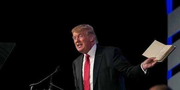 بعد مجموعة الأحذية الذهبية.. ترامب يعرض "أناجيل للبيع"