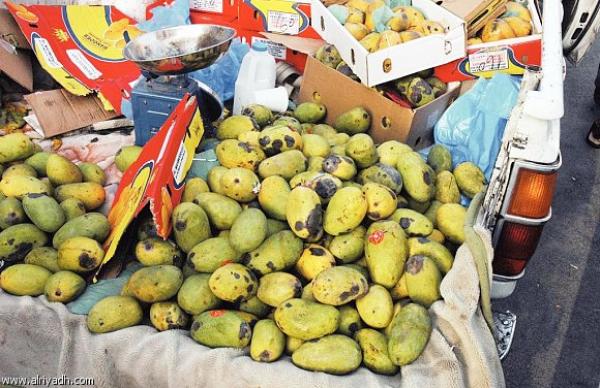 "تغير لونها.. رائحة الكحول.. بقع داكنة" علامات فساد الفاكهة المخزنة