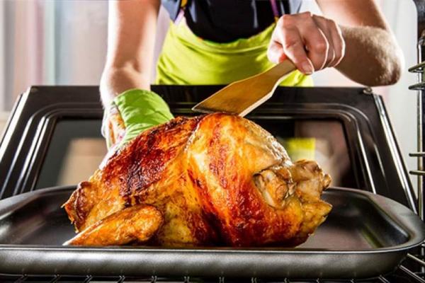 دراسة تحذر من "الخطأ الفادح" قبل طهي الدجاج