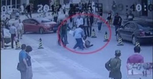 بالفيديو.. رجل يعرقل لصا سرق حقيبة امرأة حامل