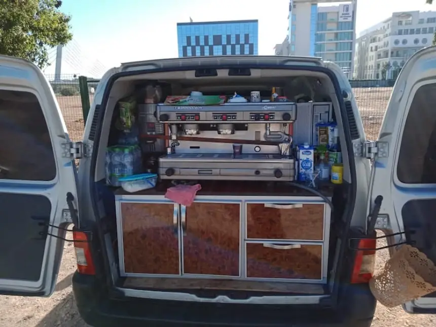 جريمة بشعة تهز طنجة.. مجهولون يعتدون بوحشية على بائع قهوة ويكادون يقطعون يده لسرقة بضع دريهمات