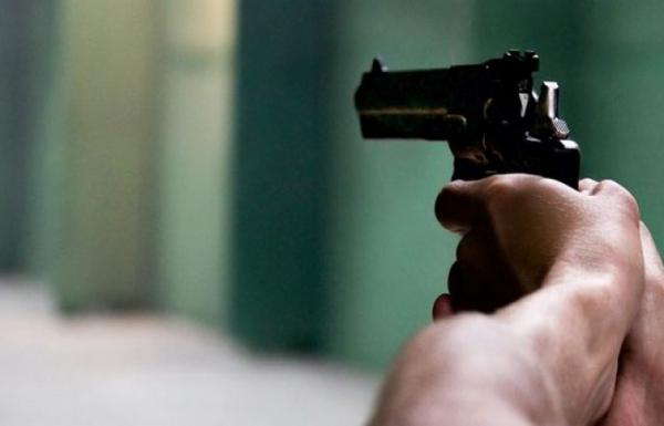 مفتش شرطة يضطر لإشهار مسدسه من أجل إيقاف شخص خمسيني هاجم سيدة بسلاح أبيض