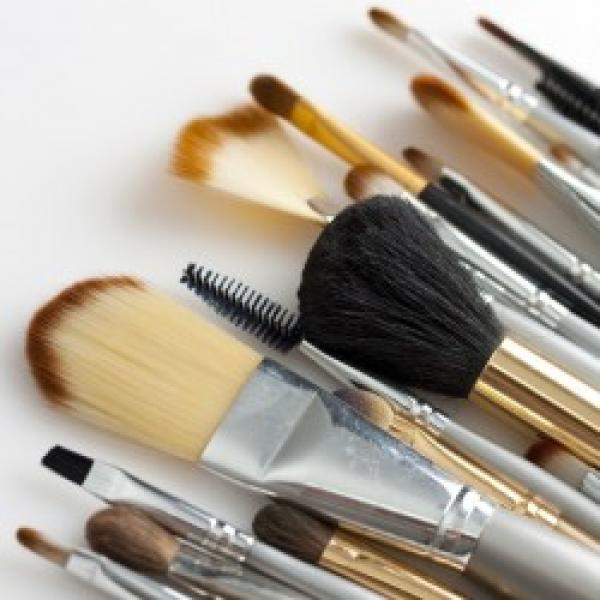 أهمية تنظيف أدوات المكياج