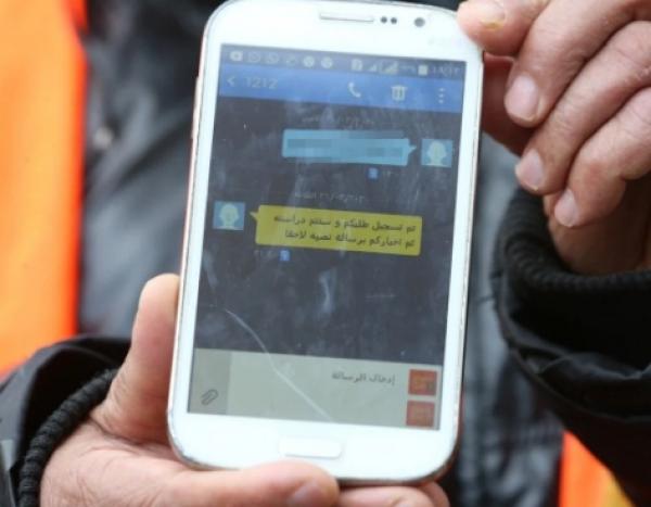 شخص يقطع مسافة طويلة يوميا من أجل البحث عن شبكة الاتصال على أمل وصول رسالة صندوق التضامن (صور مؤلمة)
