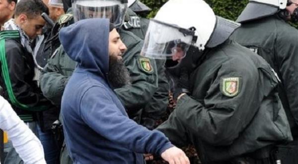 ألمانيا قد تسحب بطاقات الهوية من الإسلاميين المشتبه بهم