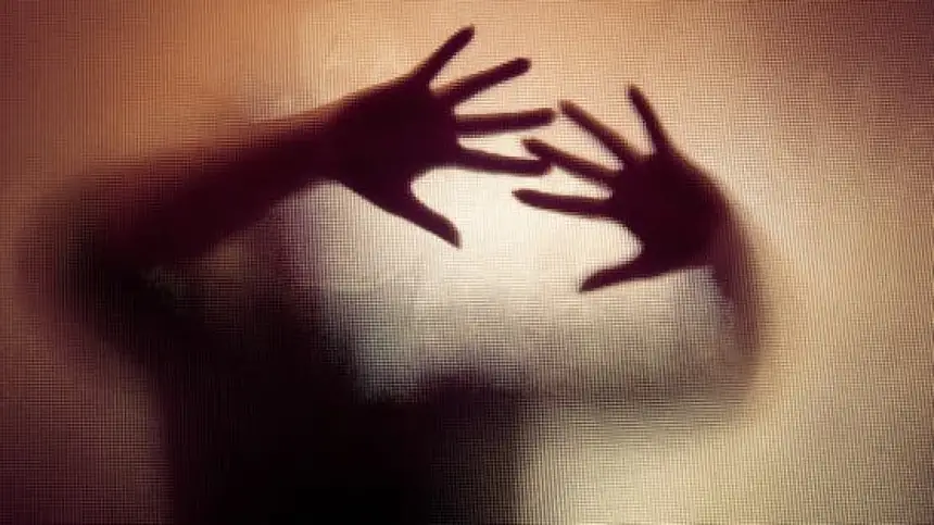 جريمة مروّعة.. سائق حافلة يغتصب سيدة أمام أنظار طفلها