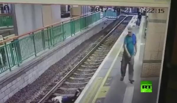 فيديو صادم.. رجل يرمي فتاة فوق سكة الحديد!