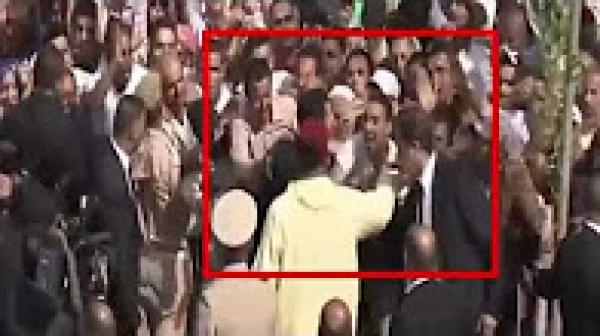 مواطن يمسك ويسحب يد الملك محمد السادس أمام أنظار الحارس الجعيدي بطنجة