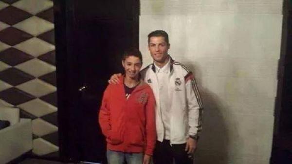 صورة لابن رئيس الجامعة مع كريستيانو رونالدو بأحد فنادق الرباط .. أين ذهبت تعليمات الفيفا !