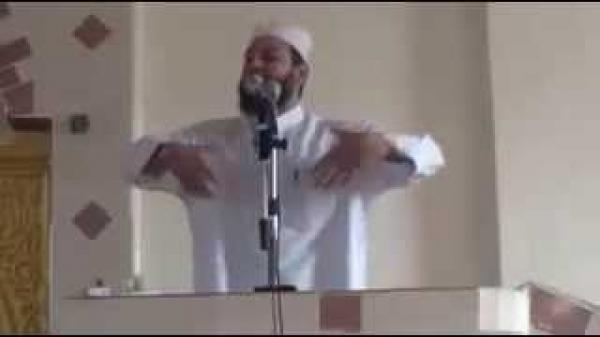 مصلي يقاطع خطيب جمعة شاهد رد فعل الخطيب
