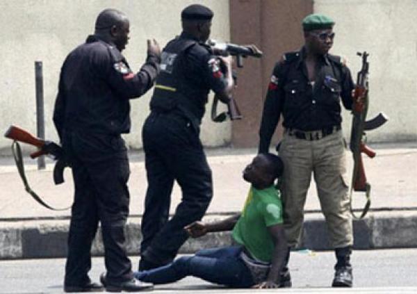 نيجيريا.. شرطة الأمر بالمعروف تدمر ربع مليون زجاجة مشروبات كحولية