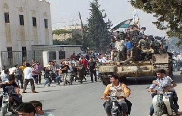 عناصر الجيش الحر يتجولون في الدبابات التي سيطروا عليها  