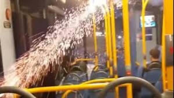 بالفيديو: لحظة الهجوم بصاروخ على حافلة ركاب في لندن