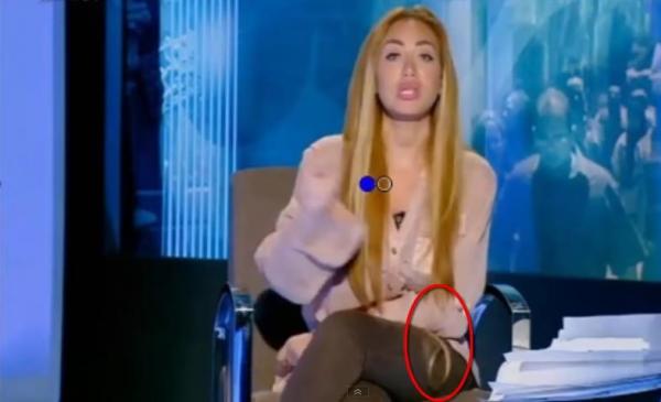 شاهد .. موقف محرج للمذيعة المصرية ريهام سعيد " .. شعرها المستعار يسقط على الهواء"