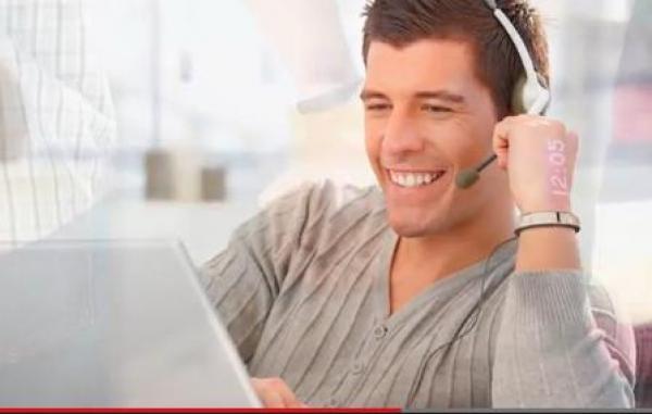 بالفيديو: سوار مطاطي يحول يدك إلى "هاتف ذكي"