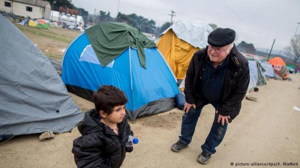 وزير ألماني سابق يبيت في خيمة مع اللاجئين في اليونان