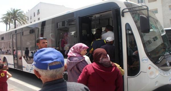 تطوان: أزمة نقل حادة تعصف بالمدينة واشتباكات بين التلاميذ وسائقي الحافلات تخلف خسائر مادية