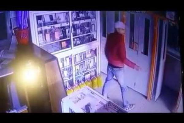 بالفيديو.. لص يسرق هاتف محمول من محل بالبيضاء