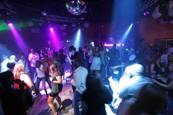 رعب وإصابات بملهى ليلي بعين الذئاب 