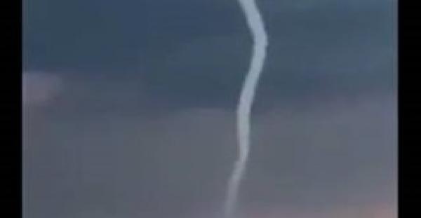 بالفيديو.. جسم غريب في السماء يمتص الماء من البحر المتوسط