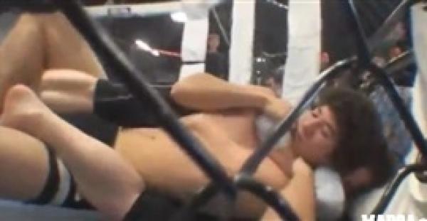 بالفيديو.. فتاة تخطف الأضواء بعد فوزها على شاب