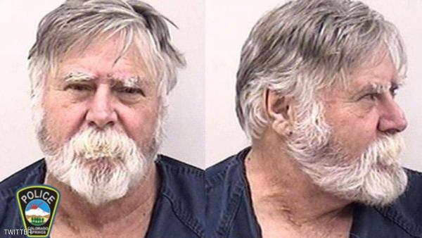 بابا نويل مزيف يلقي النقود الورقية على المارة بعد القيام بعملية سرقة