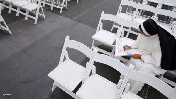 إجبار مسيحية أمريكية على خلع غطاء رأسها