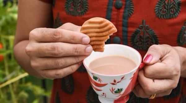لهذا السبب يُنصح بأن تغمس البسكويت في الشاي