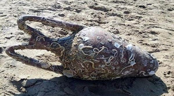 يكتشف مزهرية أثرية قيّمة في صور التقطها خلال رحلة