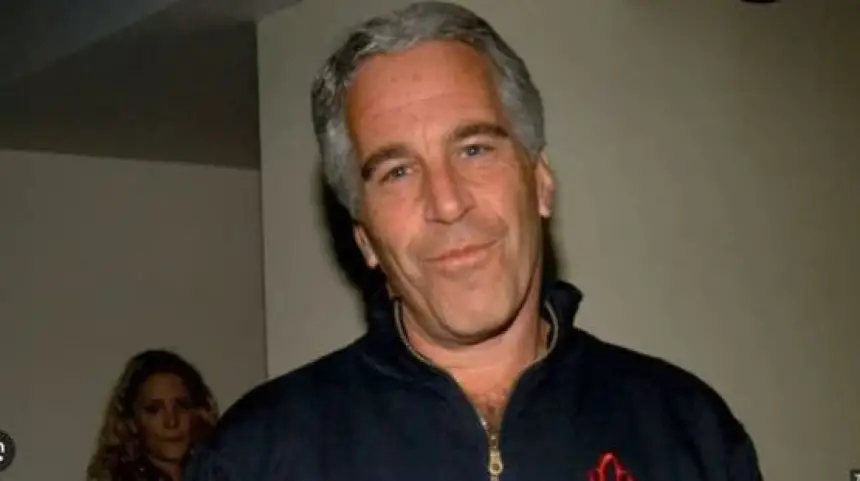 ظهور مفاجئ لجيفري إبستين على متن سيارة فارهة يعزز رواية فبركة واقعة وفاته داخل السجن