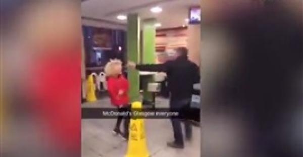 بالفيديو والصور.. امرأة تضرب رجلا في طابور انتظار ماكدونالدز