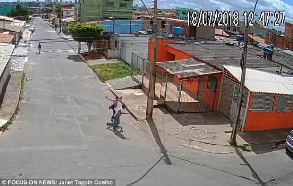 فتاة تتحدى لصا وتجبره على الفرار (فيديو)