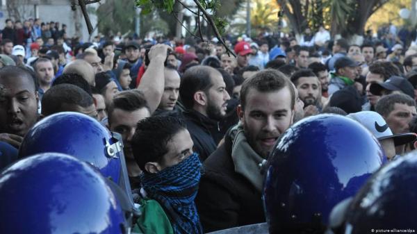 الحراك يعود مجددا لشوارع الجزائر للمطالبة بالتغيير رغم كورونا