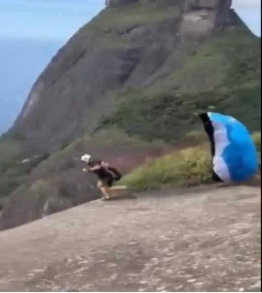 قفزة خطيرة تتسبب في وفاة رجل على جبل بـ"ريو دي جانيرو" (فيديو)