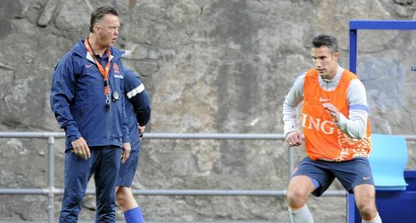 مانشستر يونايتد ينفي التعاقد مع الهولندي لويس فان غال