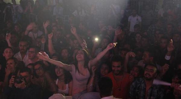 صور : بكاء وإغماءات بين الفتيات في حفل تامر حسني بالدار البيضاء