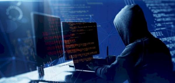 مجهولون يقرصنون صفحة فيسبوكية لوزير سابق وبرلماني وينشرون فيها صورا إباحية