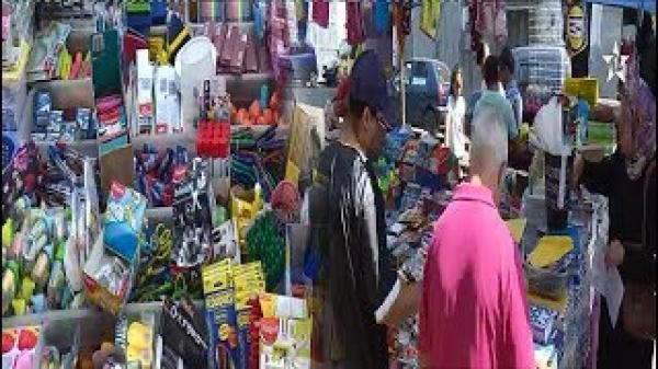 بداية الاقبال على اقتناء اللوازم المدرسية بدرب عمر بالدار البيضاء