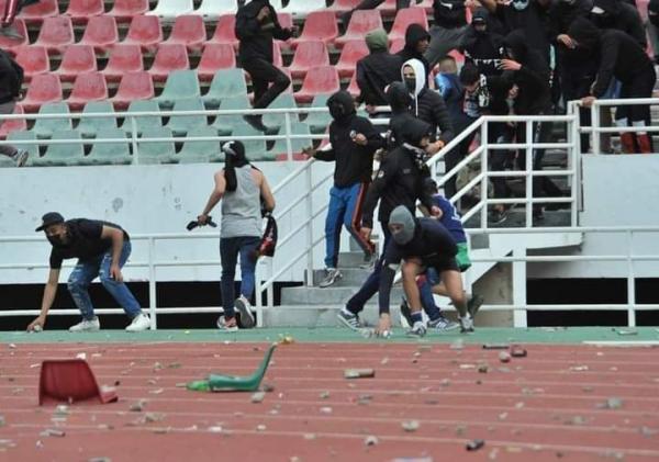 شغبُ الجماهيرِ الكروية يُسائل الأسرةَ والمجتمعَ والمدرسةَ.. "بنزاكور" لأخبارنا: "الجلدُ المَنفوخُ" استحال معبودًا