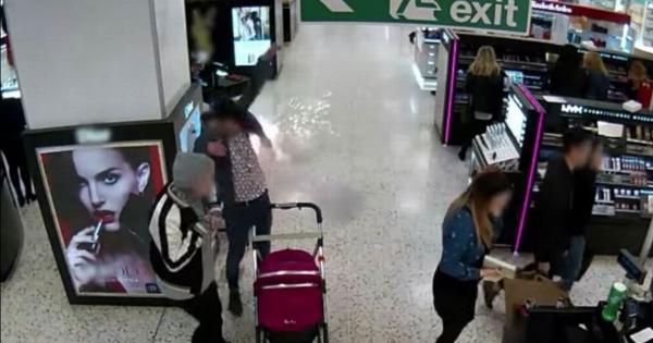 بالفيديو: انفجار سيجارة إلكترونية يثير الرعب في مركز للتسوق