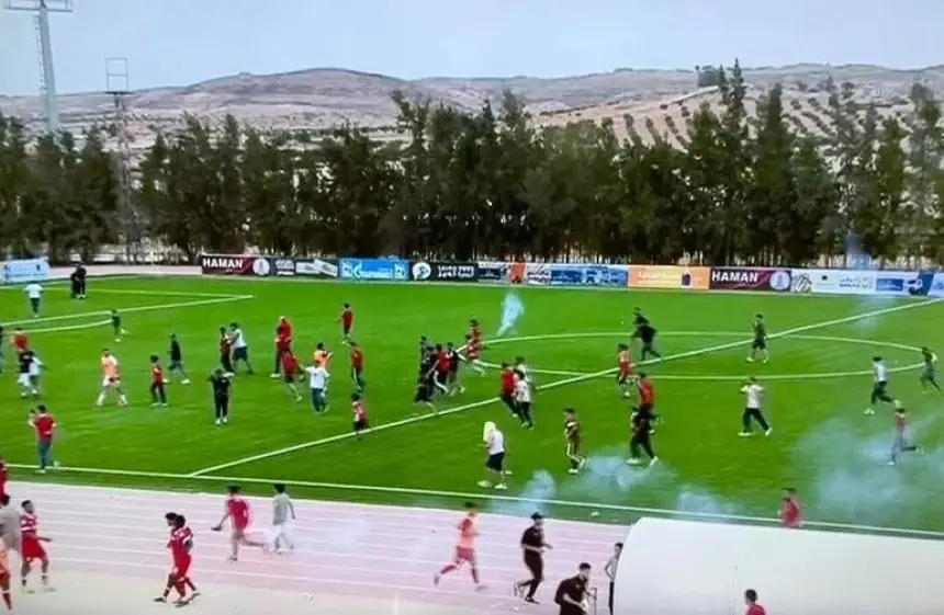 مشجعو نادي الاتحاد اقتحموا ملعب ترهونة احتجاجا على عدم احتساب ركلة جزاء لفريقهم
