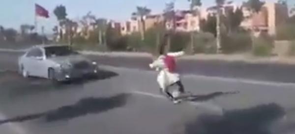 هدشي بزاف: تلميذ يقدم على  فعل خطير جدا وسط الطريق (فيديو)