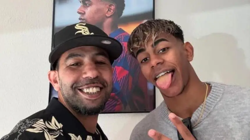 والد لامين جمال ينهار باكياً ويستنجد ببرشلونة لوقف العنصرية