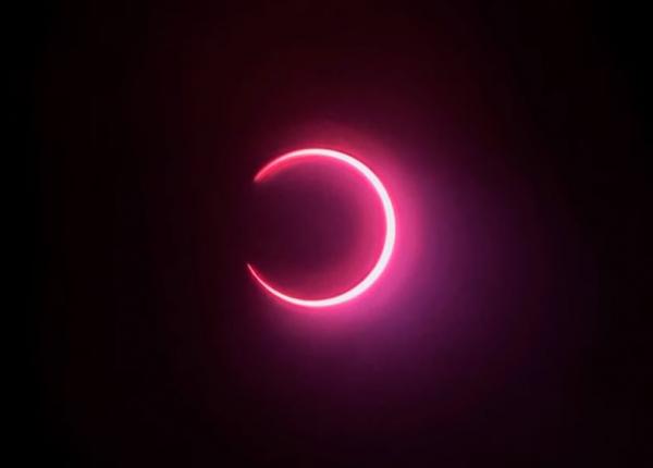 شاهد "حلقة النار" التي أبهرت عشاق الفلك إثر كسوف شمسي حلقي نادر!!